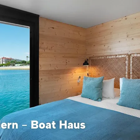 Boat Haus - Casas Flotantes Frente A Gibraltar Úszó hotel 3*
