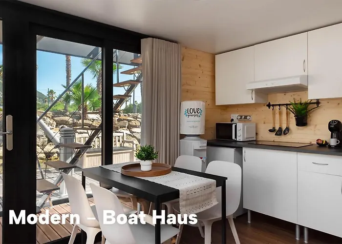 Boat Haus - Casas Flotantes Frente A Gibraltar Botel 3*