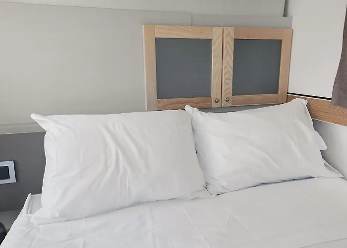 Boat Haus - Casas Flotantes Frente A Gibraltar Botel 3*